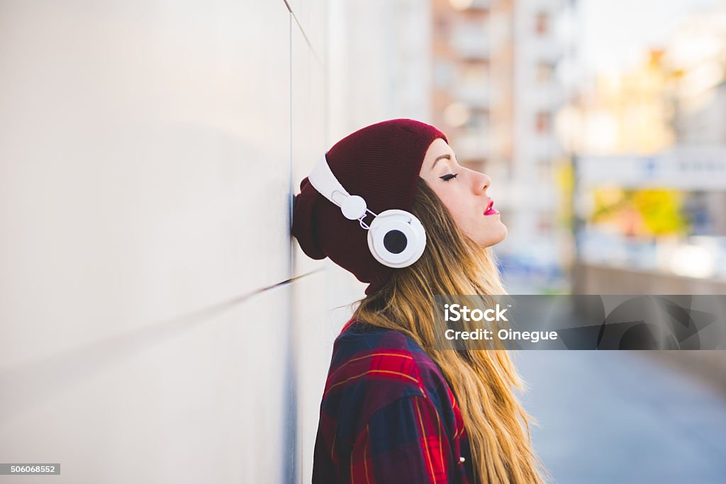 Media duración Retrato de perfil de joven atractiva rubia caucásica - Foto de stock de Auriculares - Equipo de música libre de derechos