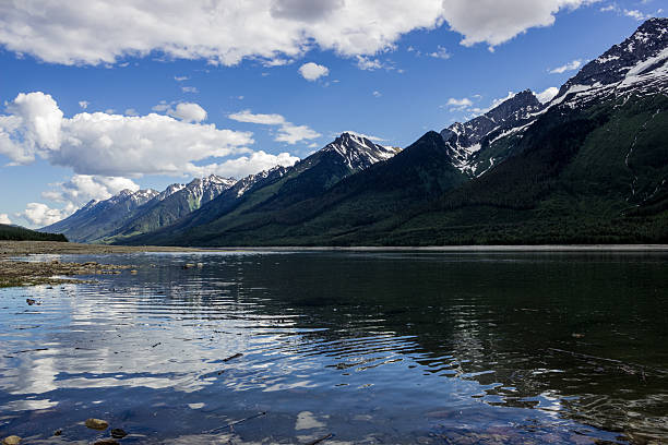 istock View of the mountains 506101325