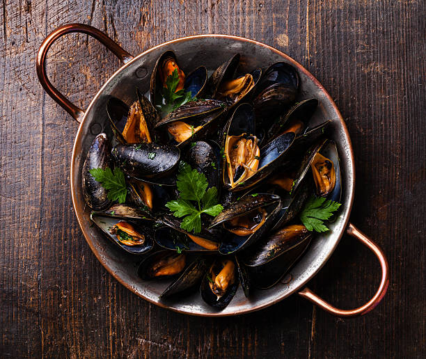 istock Mussels in copper cooking dish 506102562