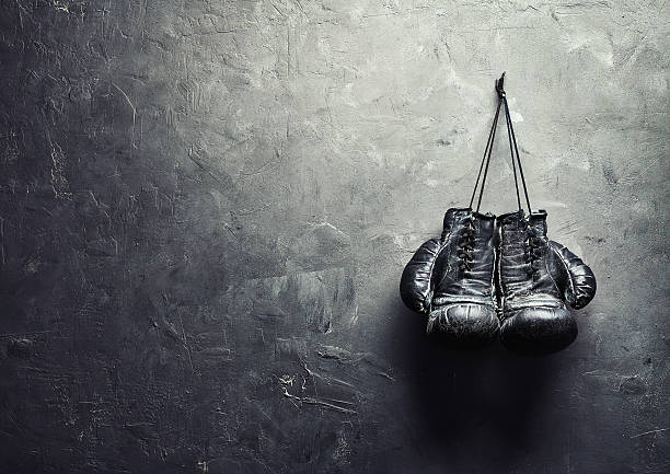 luvas de boxe velho pregadas da parede texturizada - traditional sport - fotografias e filmes do acervo