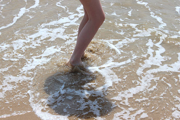 mädchen paddeln in wellen, beine, wasser, barfuß, seaside beach - human foot wading sea human toe stock-fotos und bilder