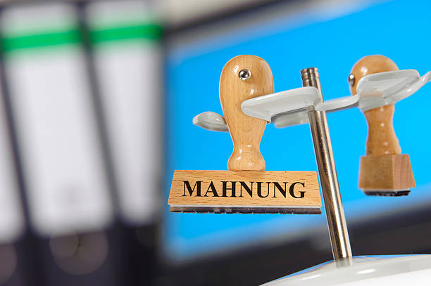 напоминание: в германии: mahnung - buchhaltung стоковые фото и изображения