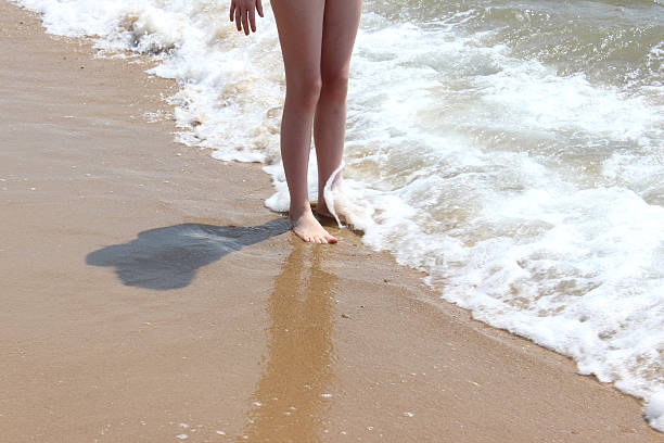mädchen paddeln in wellen, beine, wasser, barfuß, seaside beach - human foot wading sea human toe stock-fotos und bilder