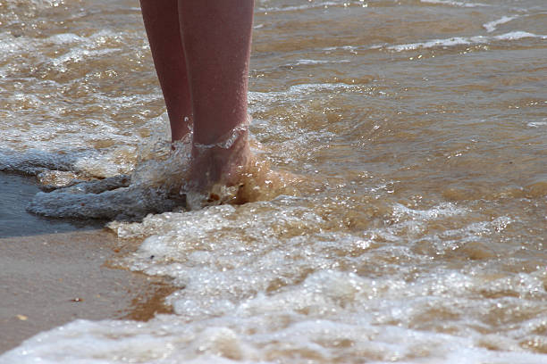 mädchen paddeln in wellen, beine, wasser, barfuß, seaside beach - human foot wading sea human toe stock-fotos und bilder