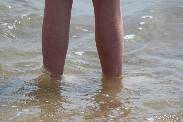 mädchen paddeln in wellen, beine, wasser, barfuß, seaside beach - human foot wading sea human toe stock-fotos und bilder