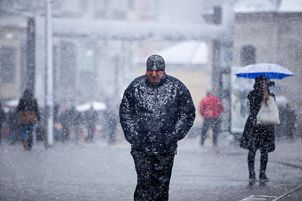 la gente camina en taksim istikla street en estambul bajo nieve intensa - color image season people wet fotografías e imágenes de stock