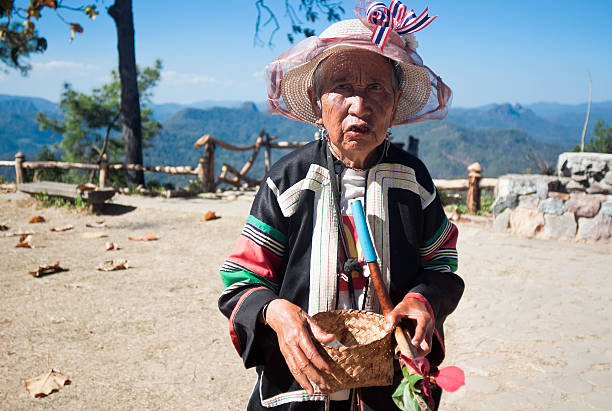 beggar idosos thai mulher mendigando na highway - mae hong son province - fotografias e filmes do acervo