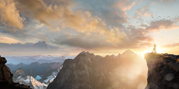 spiritual seeker meditating высокой на горы топ на закате - mountain reflection non urban scene moody sky стоковые фото и изображения