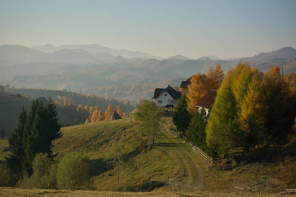 foggy luz do nascer/pôr do sol sobre as montanhas hills - simon lake - fotografias e filmes do acervo