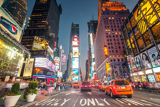 nacht times square, new york - taxi new york city traffic busy stock-fotos und bilder