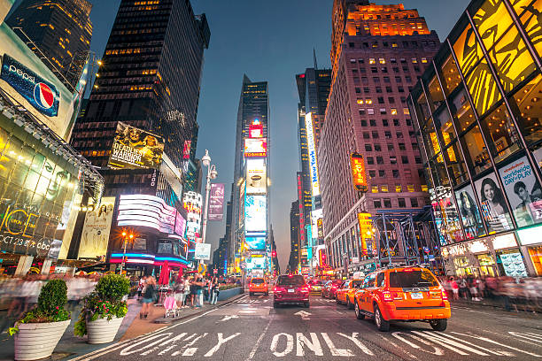 scatto notturno di times square, new york - taxi new york city traffic busy foto e immagini stock