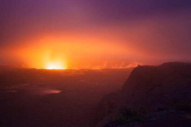 erupting volcano - pelé 個照片及圖片檔