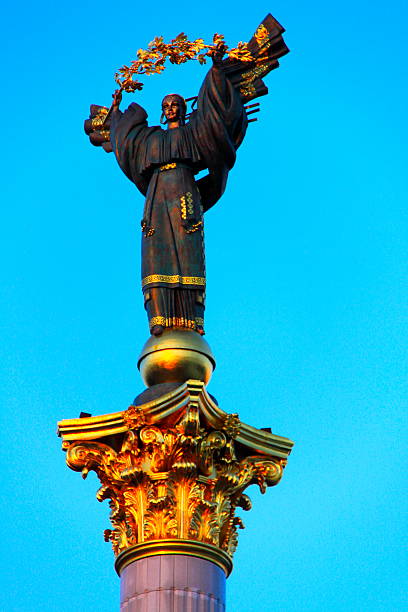 oranta statue de l'ukraine, de la place de l'indépendance à kiev, - beautiful famous place ideas construction photos et images de collection