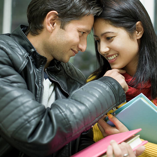 estudiante adolescente asiática tarde, los amantes de la cara a cara con libros. - face to face teenage couple teenager couple fotografías e imágenes de stock