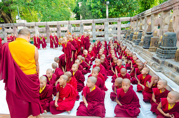 tibetian neophytes e budistas - tibet monk architecture india - fotografias e filmes do acervo