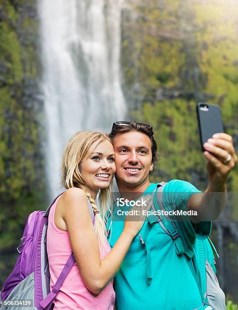 Paar Fotos Gemeinsam Spaß Im Freien Auf Wanderung Stockfoto und mehr Bilder von Abenteuer - Abenteuer, Bach, Drahtlose Technologie