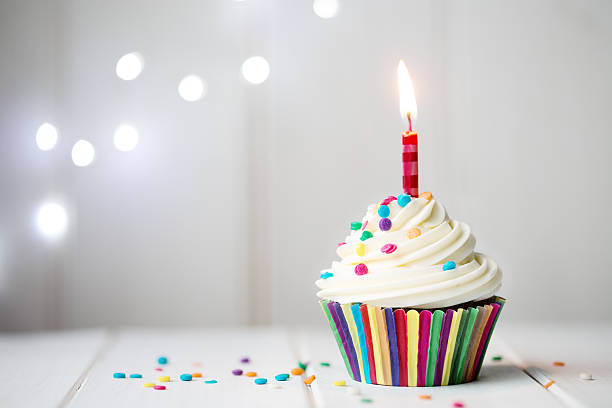 cumpleaños magdalena con glaseado - vela de cumpleaños fotografías e imágenes de stock