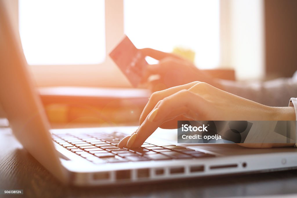 Frau Online-Shopping mit Laptop und Kreditkarte - Lizenzfrei Bankkarte Stock-Foto