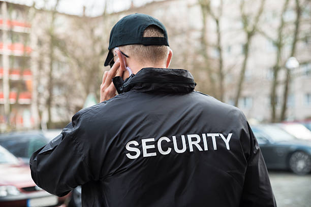 guardia di sicurezza ascolto con earpiece - bodyguard foto e immagini stock