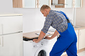 arbeiter-reparieren-waschmaschine.jpg?b=1&s=170x170&k=20&c=5aKM0KNdGXTGYUVB743CLyf-6krmdVcKAjsWiWGoR9w=