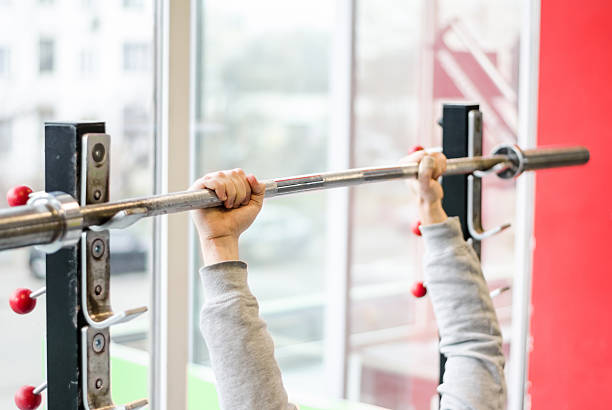 braços de homem exercitar-se na academia de ginástica, iniciante atleta - weights human arm male beauty sport - fotografias e filmes do acervo