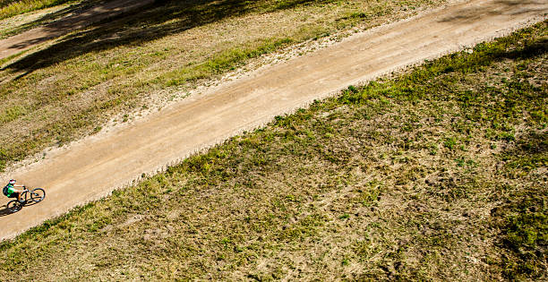 катание на горном велосипеде в вейл, колорадо - mountain biking colorado action cycling стоковые фото и изображения