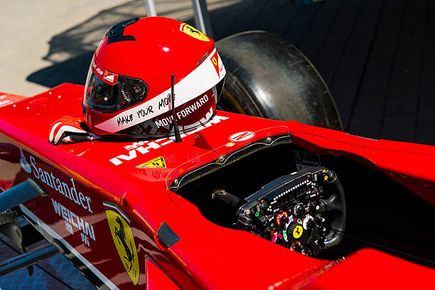 cockpit der ferrari f1 bolide auf dem display - grand prix rennen stock-fotos und bilder