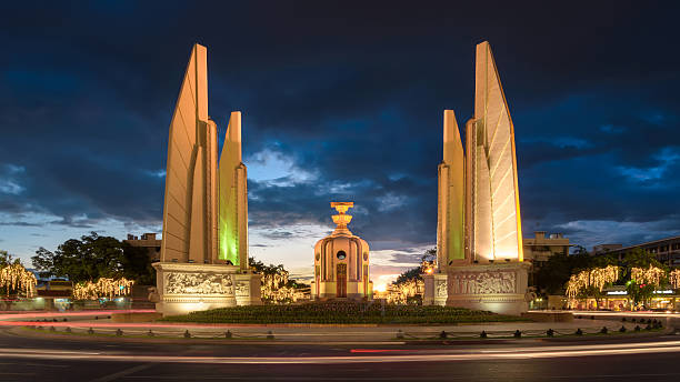 a democracia monument, bangcoc, tailândia - democracy monument - fotografias e filmes do acervo