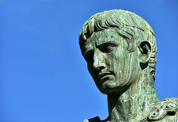 caesar augustus, 복용분 발코니가있는 로마 - julius caesar augustus caesar statue rome 뉴스 사진 이미지