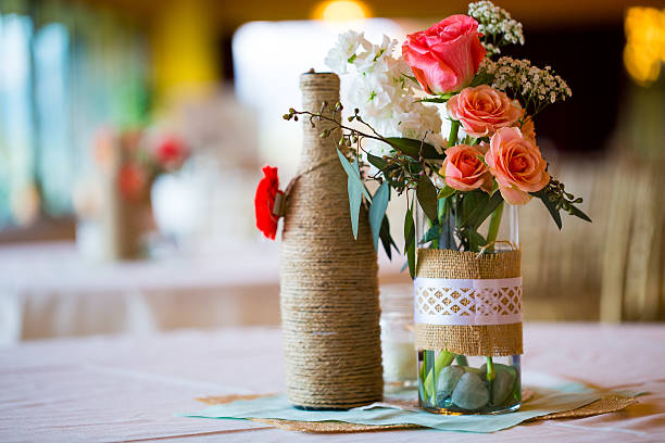 wedding reception table centerpieces - pronkstuk stockfoto's en -beelden