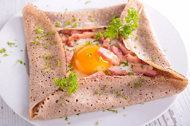 crepé con huevos y tocino - salted fotografías e imágenes de stock