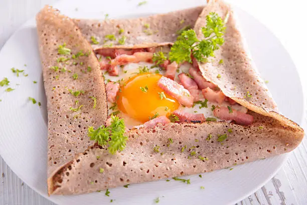 crepe with egg and bacon