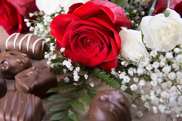 vermelho rosa e doces - valentines day candy carnation chocolate candy imagens e fotografias de stock