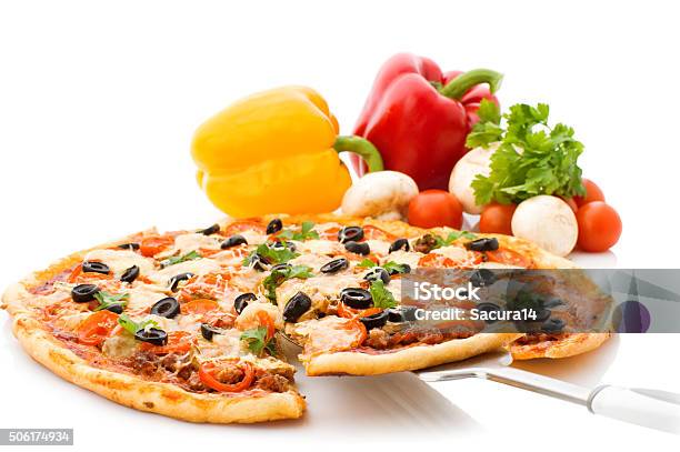 Pizza Con Jamón Pimienta Y De Aceitunas Foto de stock y más banco de imágenes de Aceituna negra - Aceituna negra, Al horno, Albahaca