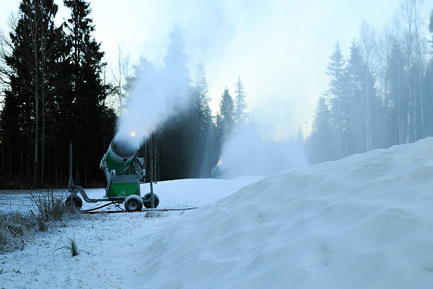 neige pour les skieurs de fond - scandinavian cross country ski ski nordic countries photos et images de collection