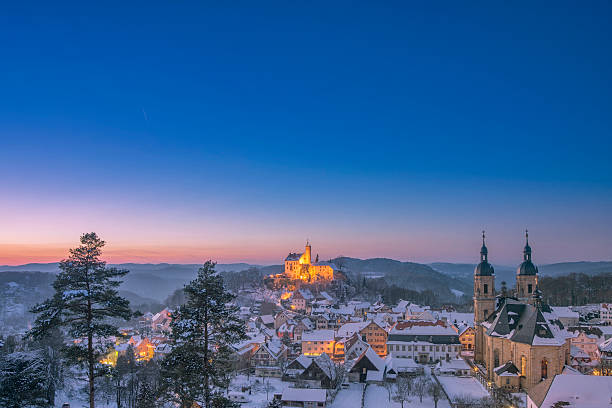 冬の風景、franconian スイス、goessweinstein （ゲスヴァインシュタイン）の夕暮れ - village germany german culture landscape ストックフォトと画像