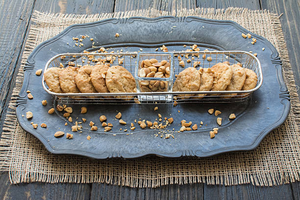 close-up de biscoitos de pasta de amendoim com um prato vintage - nobody food canvas peanut - fotografias e filmes do acervo