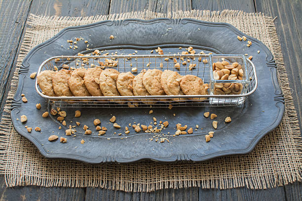 gros plan des gâteaux au beurre de cacahuète vintage sur une assiette - nobody food canvas peanut photos et images de collection