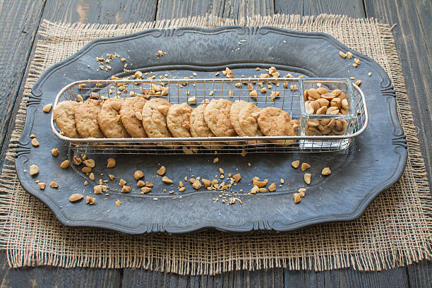 close-up de biscoitos de pasta de amendoim com um prato vintage - nobody food canvas peanut - fotografias e filmes do acervo