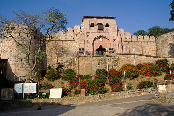 entrada a fort en jhansi - valiant fotografías e imágenes de stock