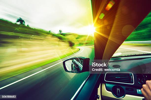 Conducción Por La Ruta Foto de stock y más banco de imágenes de Conducir - Conducir, Coche, Aire libre