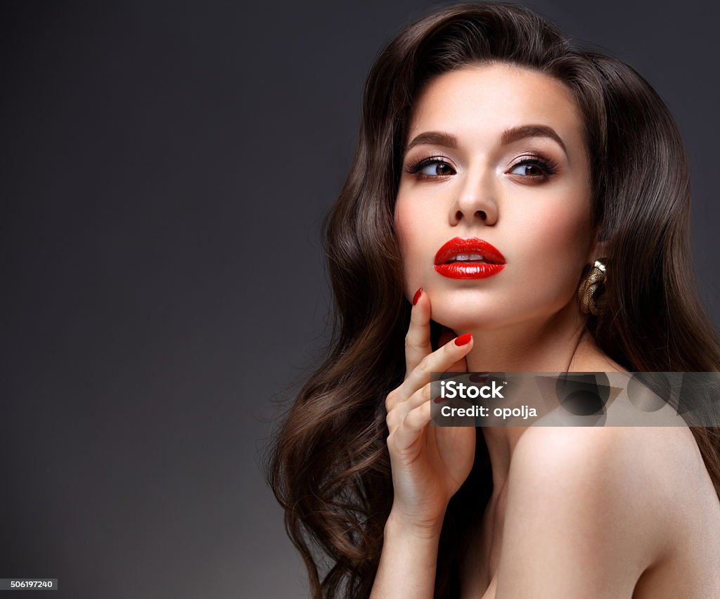 Bellezza donna modello con lunghi capelli mossi marrone. Labbra rosso - Foto stock royalty-free di Donne