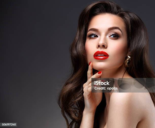 Bellezza Donna Modello Con Lunghi Capelli Mossi Marrone Labbra Rosso - Fotografie stock e altre immagini di Donne