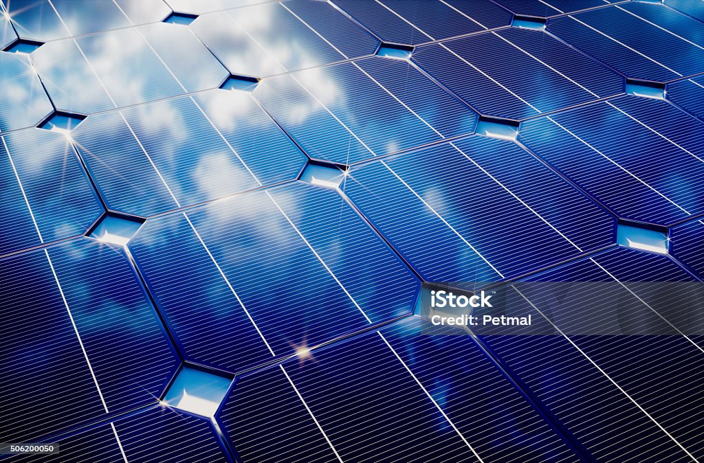 Photovoltaïque avec réflexion de ciel nuageux - Photo de Abstrait libre de droits