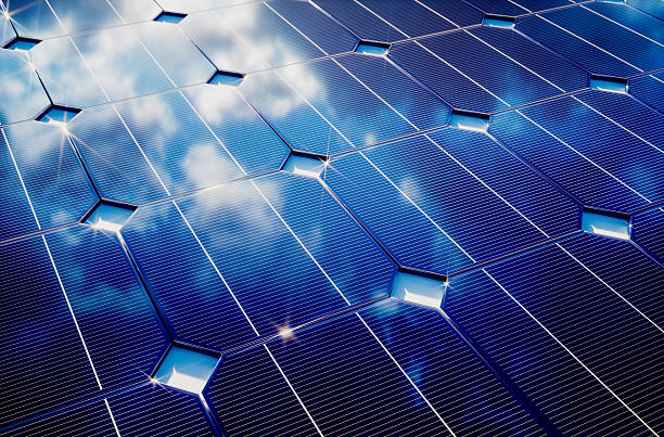 fotovoltaica com reflexo do céu nublado - blue cloudscape contemporary electricity imagens e fotografias de stock