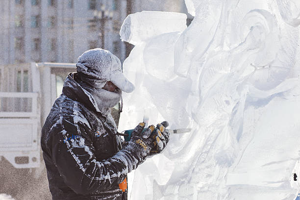 khabarovsk, rússia - 23 de janeiro de 2016: escultura de gelo de concorrência - ice carving sculpture chisel - fotografias e filmes do acervo