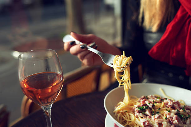 almuerzo en el restaurante - italian cuisine wine food pasta fotografías e imágenes de stock