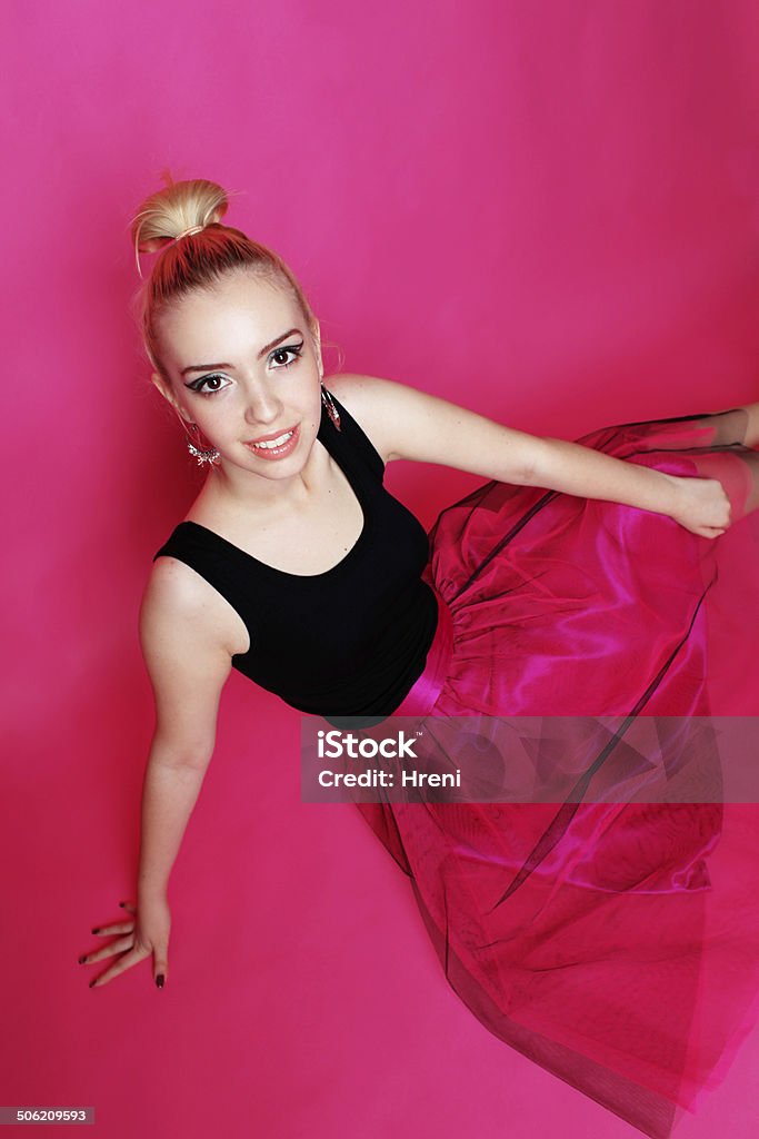 Giovane donna in posa e ballare in studio - Foto stock royalty-free di Adulto