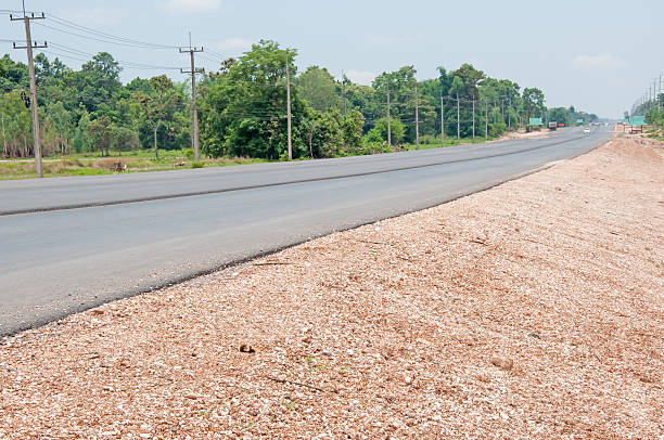 nawierzchnia z warstwy asfaltu ścieżk�ę do obszarów wiejskich - underdeveloped zdjęcia i obrazy z banku zdjęć