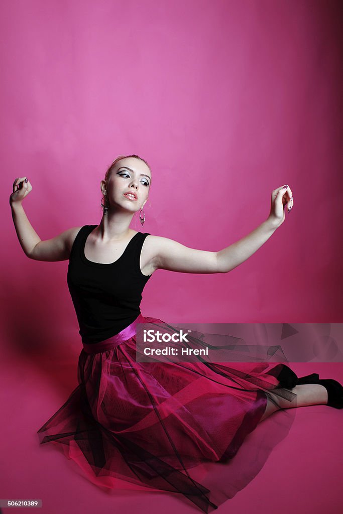 Jeune femme posant au studio et de danse - Photo de A la mode libre de droits